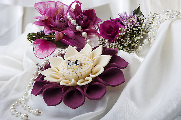 포토 JPG 해외이미지 전통 커플 기념일 꽃 감정 꽃다발 결혼 2 관계 결혼식 휴가 선물 사랑 이벤트 사람없음 장식 선물상자 유행 신혼여행 흰색 축하 반지 쌍 황금 고급 은색 크리스탈 보석 심볼 열정 다이아몬드 약혼 해외202004 해외포토 식물 컬러 컨셉 장신구 상자 광석 약속 파일형식 이미지허브