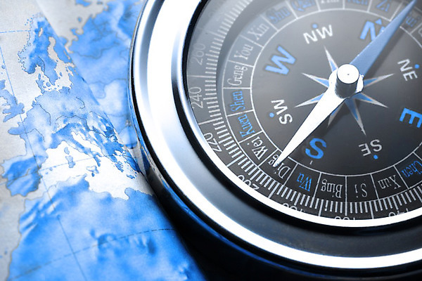 포토 JPG 해외이미지 모양 디자인 여행 컨셉 지도 가이드 화살 경사 사람없음 파란색 장비 탐험 기구 공구 원형 나침반 방향 오브젝트 검색 눈금 위치 북쪽 동쪽 네비게이션 자석 남쪽 발견 방법 서쪽 오리엔테이션 지리 해외202004 해외포토 도형 직업 컬러 도구 파일형식 이미지허브