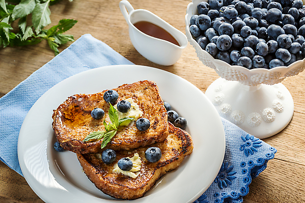 포토 JPG 해외이미지 그릇 접시 실내 사람없음 식탁보 민트 블루베리 시럽컵 나무배경 해외202004 프렌치토스트 해외포토 식기 백그라운드 과일 내부 허브 토스트 파일형식 이미지허브