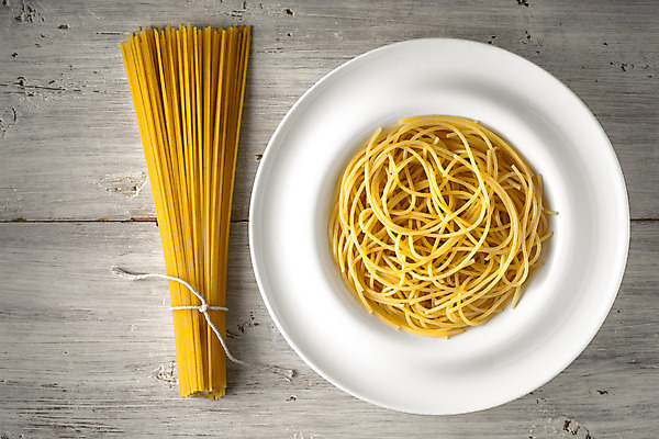 포토 JPG 해외이미지 전통 밧줄 음식 백그라운드 컨셉 재료 탁자 파스타 건강 스파게티 요리 사람없음 목재 가로 노란색 주방 식당 식사 저녁식사 이탈리아 흰색 맛 밀 다발 보따리 준비 날것 반죽 내추럴 마카로니 생식 채식주의자 비건 해외202004 해외포토 나무 유럽 줄 컬러 가구 곡류 서양음식 상점 채식 파스타면 파일형식 이미지허브