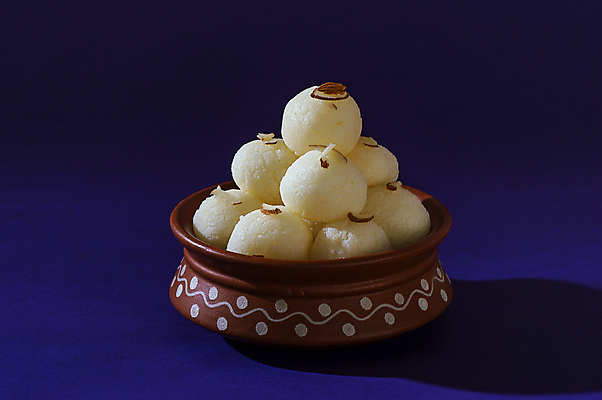 포토 JPG 해외이미지 디저트 사람없음 도자기 원형 사기그릇 인도음식 라스굴라 해외포토 도형 그릇 음식 치즈 동양음식 파일형식 이미지허브