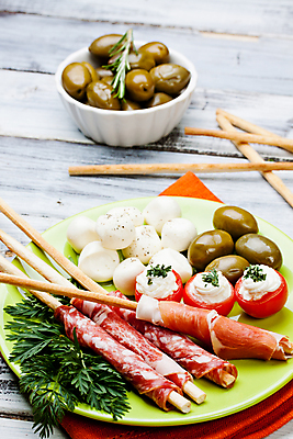 포토 JPG 해외이미지 음식 토마토 치즈 패스트푸드 사람없음 목재 식사 소시지 애피타이저 냄비 먹기 올리브 햄 날것 베이컨 폭식 모짜렐라치즈 살라미 오레가노 브레첼 해외202004 해외포토 나무 열매 채소 재료 모션 디저트 유제품 육류 돼지고기 가공식품 인스턴트 솥 파일형식 이미지허브