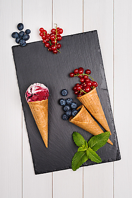 포토 JPG 해외이미지 열매 실내 사람없음 하이앵글 달콤 민트 흰배경 블루베리 아이스크림콘 콘아이스크림 돌판 플랫레이 해외202004 해외포토 식물 뷰포인트 백그라운드 과일 아이스크림 내부 돌_바위 흰색 플랫 맛 허브 콘 파일형식 이미지허브