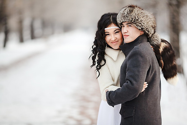 포토 JPG 해외이미지 전통 커플 드레스 계절 여자 행복 결혼 크리스마스 겨울 결혼식 털 따뜻함 사랑 동양인 이벤트 성인 두명 머리 중국 추위 코트 축하 뜨거움 화려 중앙 붕대 여우 베일 이국적 눈내림 카피스페이스 해외202004 해외포토 옷 기념일 감정 아시아 컨셉 포유류 관계 눈_날씨 사람 인종 신체부위 공백 외투 파일형식 이미지허브