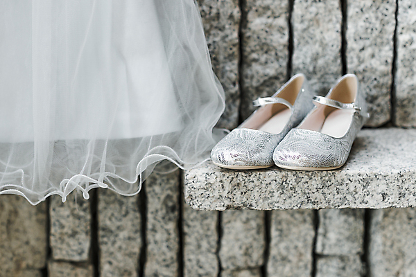 포토 JPG 해외이미지 1 드레스 옷 여자 어린이 결혼 백그라운드 신발 결혼식 매달리기 사람 사람없음 옆모습 유행 산책 흰색 아기 떨어짐 은색 작음 가득함 길이 정중 화강암 해외202004 해외포토 뷰포인트 컬러 컨셉 모션 휴식 이벤트 암석 크기 파일형식 이미지허브