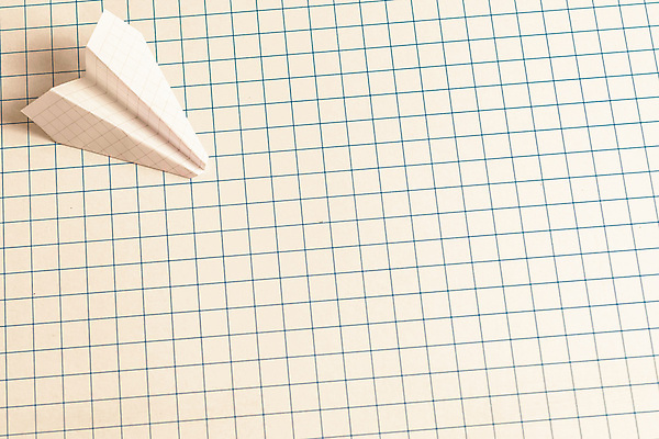 포토 JPG 해외이미지 종이 실내 사람없음 한개 종이비행기 모눈종이 카피스페이스 해외202004 해외포토 1 내부 공백 종이접기 파일형식 이미지허브