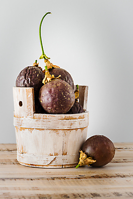 포토 JPG 해외이미지 실내 사람없음 신선 양동이 열대과일 흰배경 담기 나무탁자 패션후르츠 해외202004 해외포토 백그라운드 과일 모션 탁자 내부 흰색 파일형식 이미지허브