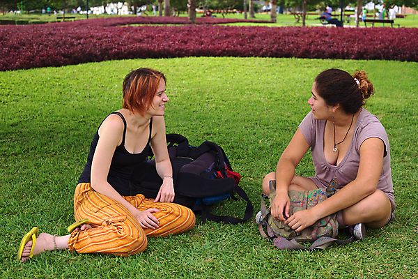 포토 JPG 해외이미지 백인 공원 여자 유럽 여행 배낭 대화 사람 앉기 잔디 성인 야외 두명 가로 여행객 우정 흰색 히스패닉 페루 해외202004 해외포토 서양인 식물 공공시설 나라 컬러 가방 모션 말하기 친구 남아메리카 파일형식 이미지허브