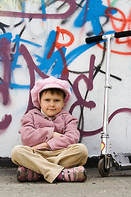 포토 JPG 해외이미지 1 디자인 옷 여자 딸 어린이 벽 스포츠 분홍색 패턴 장난 놀이 휴식 거리 미술 한명 미소 앉기 야외 맑음 봄 재킷 스쿠터 게임 도시 그리기 그래피티 시원함 그림 땅바닥 캡모자 해외202004 해외포토 모자_잡화 계절 컬러 컨셉 무늬 가족 모션 날씨 문화예술 바닥 표정 사람 외투 오토바이 낙서 파일형식 이미지허브