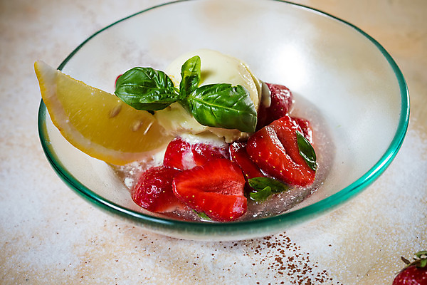 포토 JPG 해외이미지 접시 열매 음식 분홍색 백그라운드 과일 부분 유리 딸기 아이스크림 디저트 사람없음 빨간색 여름 냉동 얼음 카페 우유 추위 흰색 대접 신선 사발 닫기 달콤 맛 크림 국자 상쾌 토핑 시럽 칼로리 와플 바닐라 셔벗 젤라또 해외202004 해외포토 자연요소 식물 식기 계절 감정 컬러 컨셉 모션 재질 주방용품 유제품 상점 사기그릇 파일형식 이미지허브