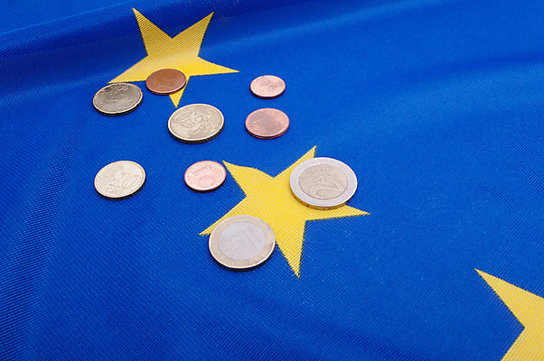 포토 JPG 해외이미지 1 유럽 별 컨셉 돈 비즈니스 사람없음 금융 경제 파란색 빛 노란색 금속 동전 저축 유로 깃발 변화 은색 싱글 위기 유럽연합 카피스페이스 해외202004 해외포토 자연요소 나라 컬러 재질 공백 재산 파일형식 이미지허브