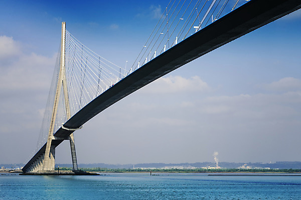 포토 JPG 해외이미지 구름 유럽 도로 밧줄 바다 여행 건축양식 교통시설 하늘 풍경 사람없음 야외 건물 세로 물 여름 파란색 강 태양 탑 어둠 프랑스 기둥 보트 고속도로 철탑 프랑스어 노르망디 철강 콘크리트 해외202004 해외포토 자연요소 문자 건축물 계절 건축 나라 길 줄 컬러 교통 배_교통 시설 파일형식 이미지허브