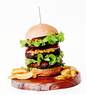 포토 JPG 해외이미지 패스트푸드 실내 사람없음 햄버거 인스턴트 정크푸드 흰배경 나무받침 웨지감자 해외202004 해외포토 음식 백그라운드 감자 내부 목재 흰색 받침대 감자요리 파일형식 이미지허브