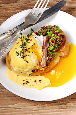 포토 JPG 해외이미지 접시 포크 식탁 사람없음 계란 나이프 바게트 허브 과카몰리 나무탁자 에그베네딕트 해외202004 해외포토 식물 식기 빵 탁자 샌드위치 알 소스_음식 칼 파일형식 이미지허브