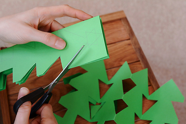 포토 JPG 해외이미지 모양 나무 손 종이 크리스마스장식 크리스마스 손가락 탁자 미술 사람 사람없음 목재 장식 크리스마스트리 축제 공구 못 신용카드 자르기 오브젝트 만들기 핸드메이드 해외202004 해외포토 식물 기념일 가구 재료 모션 문화예술 신체부위 금융 도구 파일형식 이미지허브