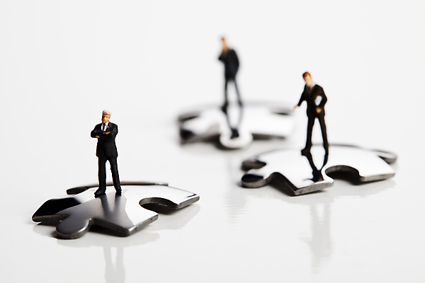 포토 JPG 해외이미지 생각 협력 실내 사람없음 아웃포커스 금융 비즈니스맨 흰배경 퍼즐조각 금융비즈니스 인물미니어처 해결 문제해결 해외202004 해외포토 남자 조각 백그라운드 비즈니스 촬영기법 내부 경제 미니어처 흰색 직장인 퍼즐 파일형식 이미지허브