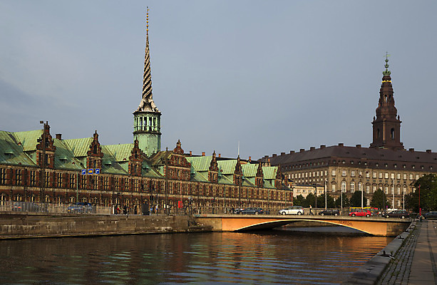 포토 JPG 해외이미지 외관 유럽 문화 여행 건축양식 하늘 거리 주택 덴마크 풍경 사람없음 야외 건물 물 여름 도시풍경 탑 도시 역사 운하 장면 북쪽 타운 스카이라인 스칸디나비아 옛날 코펜하겐 해외202004 해외포토 자연요소 건축물 계절 건축 나라 북유럽 방향 파일형식 이미지허브