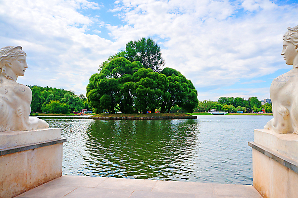 포토 JPG 해외이미지 나무 계절 공원 호수 조각 섬 2 주택 풍경 사람없음 물 여름 연못 러시아 대리석 스핑크스 낭만주의 모스크바 해외202004 해외포토 자연요소 식물 공공시설 유럽 재료 이집트 건물 파일형식 이미지허브