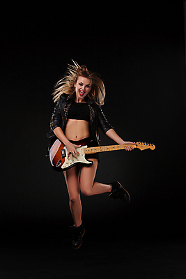 포토 JPG 해외이미지 백인 여자 행복 별 음악 백그라운드 노래 놀이 한명 사람 옆모습 금발 유행 금속 점프 검은색 소리 콘서트 공연 연주자 음악가 흰색 기구 기타 표현 집중 예술가 롤 열정 기타리스트 뮤지컬 팝 플레이어 스타일 해외202004 해외포토 자연요소 서양인 직업 1 헤어스타일 감정 뷰포인트 컬러 컨셉 모션 재질 현악기 문화예술 이벤트 파일형식 이미지허브