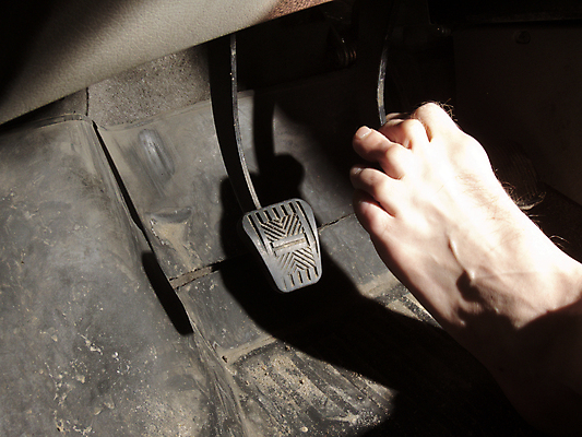 포토 JPG 해외이미지 산업 컨셉 맨발 아이디어 그림자 사람없음 빛 검은색 기계 줄무늬 장비 운전 흰색 청바지 운전사 당기기 가죽 브레이크 서식 가스 발가락 바둑 고무 스위치 기어 벌거벗은 양발 조작 페달 해외202004 해외포토 직업 컬러 무늬 바지 모션 발 놀이 파일형식 이미지허브