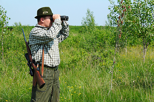 포토 JPG 해외이미지 응시 계절 남자 무기 스포츠 밭 한명 야외 초록색 쌍안경 장비 총 관찰 손목시계 사냥 사냥꾼 해외202004 해외포토 직업 1 시선 시계 컬러 농업 장신구 모션 사람 망원경 파일형식 이미지허브
