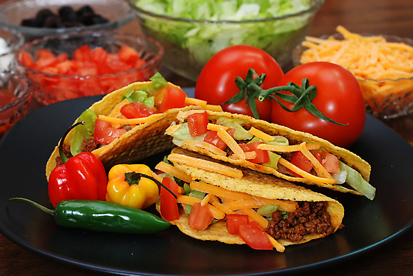 포토 JPG 해외이미지 접시 음식 토마토 채소 탁자 피망 치즈 육류 요리 사람없음 빨간색 초록색 노란색 검은색 식사 저녁식사 소고기 껍질 뜨거움 상추 크림 준비 포도나무 성분 점심식사 해외202004 해외포토 식기 컬러 가구 식재료 유제품 과일나무 파일형식 이미지허브
