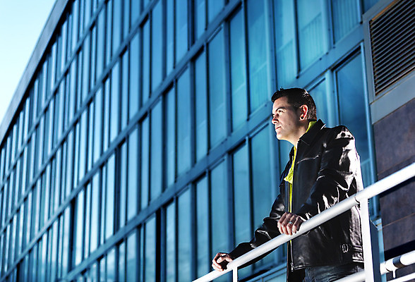 포토 JPG 해외이미지 백인 응시 남자 컨셉 생각 창문 하늘 성공 아이디어 한명 사람 정장 성인 건물 파란색 도시풍경 사무실 유행 고층빌딩 도시 야간 경영자 타운 카피스페이스 해외202004 해외포토 자연요소 서양인 1 건축물 시선 옷 컬러 비즈니스 풍경 빌딩 공백 리더 파일형식 이미지허브