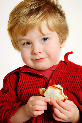 포토 JPG 해외이미지 라이프스타일 손 행복 어린이 음식 빵 건강 한명 미소 사람 소년 청춘 식사 흰색 표현 잡기 최고 클래식 맛 몸무게 잼 먹기 배고픔 땅콩 젤리 버터 토막 점심식사 걸음마 안락 해외202004 해외포토 1 남자 감정 컬러 컨셉 모션 디저트 표정 생활 신체부위 견과류 소스_음식 파일형식 이미지허브