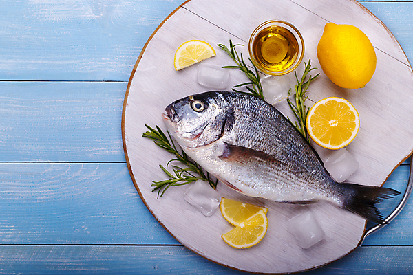 포토 JPG 해외이미지 도마 도마_주방용품 사람없음 얼음 레몬 파란배경 날것 도미 로즈메리 해외202004 해외포토 자연요소 백그라운드 과일 주방용품 어류 파란색 허브 파일형식 이미지허브