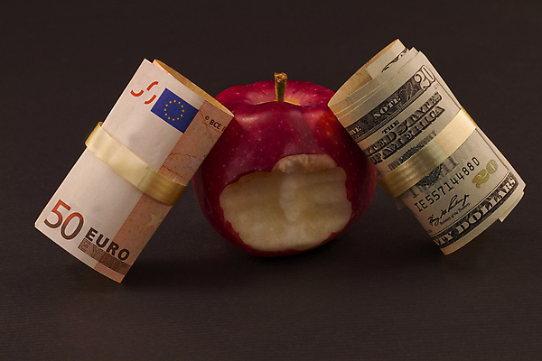 포토 JPG 해외이미지 돈 사람없음 금융 경제 달러 미국 유로 사과 이익 가치 토막 유럽연합 전국 투쟁 해외202004 해외포토 북아메리카 과일 재산 파일형식 이미지허브