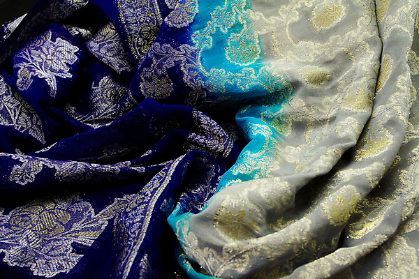 포토 JPG 해외이미지 옷 백그라운드 패턴 곡선 추상 미술 경사 사람없음 장식 파란색 빛 노란색 회색 흐름 직물 커튼 고급 우아함 은색 매끈함 실크 질감 열정 부드러움 잔물결 접기 벨벳 해외202004 해외포토 감정 물결 선 컬러 컨셉 무늬 모션 문화예술 감각 파일형식 이미지허브