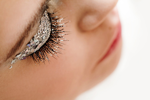 포토 JPG 해외이미지 백인 모델 직업 응시 여자 얼굴 백그라운드 한명 빛 머리 유행 검은색 어둠 놀람 화장품 흰색 고급 닫기 연기 은색 눈썹 속눈썹 묘사 만족 코 아이섀도 완벽 피어싱 스타일 해외202004 해외포토 서양인 1 시선 감정 컬러 컨셉 장신구 모션 표정 사람 신체부위 뷰티 파일형식 이미지허브