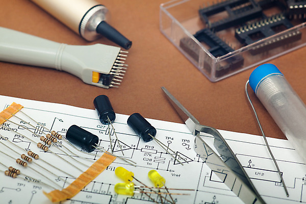 포토 JPG 해외이미지 백그라운드 기술 사람없음 가로 전자제품 갈색 장비 기술자 수리 계획 연결 묘사 전자 펜치 통조림 콘덴서 해외202004 해외포토 직업 컬러 컨셉 공구 파일형식 이미지허브