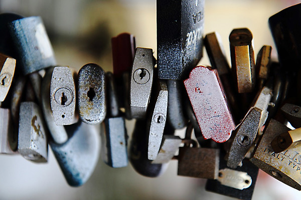 포토 JPG 해외이미지 길 백그라운드 컨셉 열쇠 자물쇠 안전 사람없음 반사 금속 검은색 자유 골동품 오픈 그룹 암호 보호 널 자르기 철 오브젝트 잠금 보안 고립 구식 그런지 사생활 옛날 진짜 철강 많음 해외202004 해외포토 컬러 모션 재질 파일형식 이미지허브
