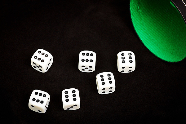 포토 JPG 해외이미지 놀이 성공 사람없음 숫자 검은색 게임 흰색 죽음 우승 최고 점 행운 재산 도박 위험 6 큐브 오브젝트 카지노 주사위 기회 점수 때리기 카운트 타격 토너먼트 해외202004 해외포토 문자 컬러 컨셉 모션 금융 파일형식 이미지허브