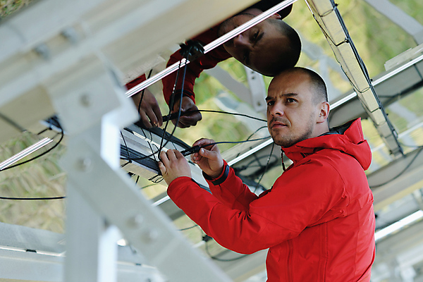 포토 JPG 해외이미지 주간 남자 한명 상반신 성인 야외 옆모습 반사 잡기 태양에너지 집열판 성인남자한명만 해외202004 해외포토 자연요소 1 뷰포인트 모션 사람 그린에너지 남자한명만 성인남자만 파일형식 이미지허브