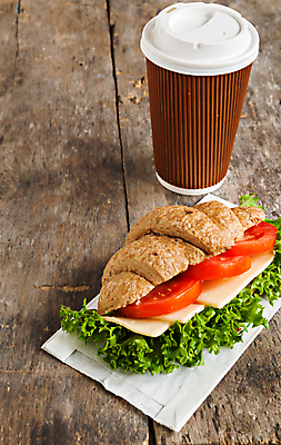 포토 JPG 해외이미지 종이 커피 토마토 채소 치즈 실내 사람없음 크루아상 테이크아웃컵 나무배경 해외202004 크루아상샌드위치 해외포토 음료 빵 백그라운드 유제품 샌드위치 내부 컵 파일형식 이미지허브