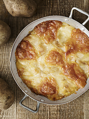 포토 JPG 해외이미지 1 전통 영어 음식 영국 치즈 감자 요리 사람없음 세로 식사 시골 냄비 굽기 슬라이스 안락 해외202004 해외포토 문자 유럽 컨셉 채소 유제품 솥 구이 파일형식 이미지허브