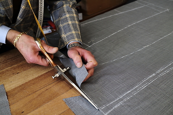 포토 JPG 해외이미지 남자 실내 한명 상반신 성인 디자이너 만족 재단 재단가위 성인남자한명만 해외202004 해외포토 직업 1 감정 가위_도구 사람 내부 남자한명만 성인남자만 파일형식 이미지허브