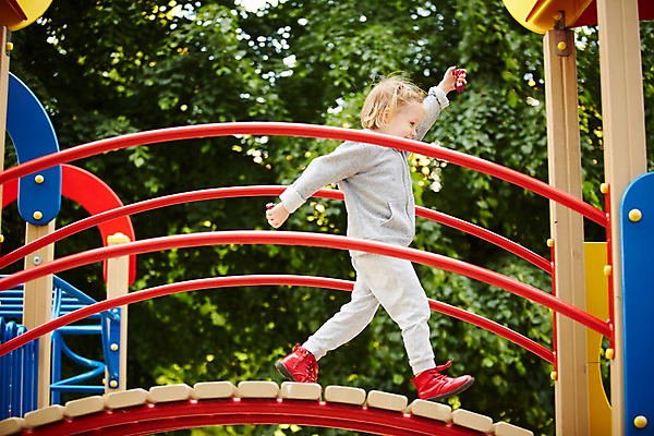 포토 JPG 해외이미지 백인 1 라이프스타일 공원 여자 행복 어린이 장난 놀이 하늘 건강 한명 웃음 사람 야외 초록색 파란색 운동 봄 유치원 기쁨 장비 놀이터 작음 그네 해외202004 해외포토 서양인 계절 공공시설 교육 감정 컬러 표정 생활 크기 파일형식 이미지허브