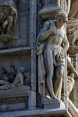 포토 JPG 해외이미지 기독교 여행 곡선 날개 정장 사람없음 조각상 교회 이탈리아 천주교 삼각형 대성당 방패 밀라노 절개 해외202004 해외포토 도형 옷 유럽 종교 선 종교건축 건물 조형물 성당 파일형식 이미지허브