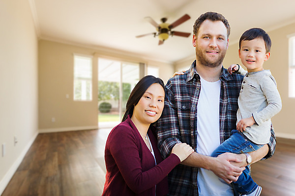 포토 JPG 해외이미지 백인 라이프스타일 남자 아들 어린이 가족 모션 청소년 남편 부동산 새로움 아파트 주택 실내 3 사람 소년 성인 내부 세명 중국 아기 아내 혼혈 해외202004 해외포토 서양인 아시아 컨셉 관계 건물 생활 재산 다문화 파일형식 이미지허브