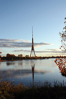 포토 JPG 해외이미지 유럽 건축양식 하늘 날씨 사람없음 건물 물 파란색 강 반사 탑 텔레비전 일몰 거울 가을 도시 양념 저녁 라트비아 리가 해외202004 해외포토 자연요소 건축물 계절 건축 나라 컬러 북유럽 전자제품 노을 야간 파일형식 이미지허브