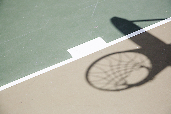 포토 JPG 해외이미지 주간 백그라운드 농구 그림자 사람없음 야외 농구대 카피스페이스 해외202004 해외포토 자연요소 구기 공백 골대 파일형식 이미지허브