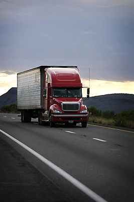 포토 JPG 해외이미지 산업 도로 여행 비즈니스 교통시설 모션 자동차 거리 사람없음 운전 트럭 화물 흰색 긴급 고속도로 운전사 주식 큼 속도 바쁨 연료 수납 짐차 무거움 트레일러 물류 디젤 공급 해외202004 해외포토 직업 길 육상교통 컬러 교통 금융 운송업 무게 크기 시설 파일형식 이미지허브
