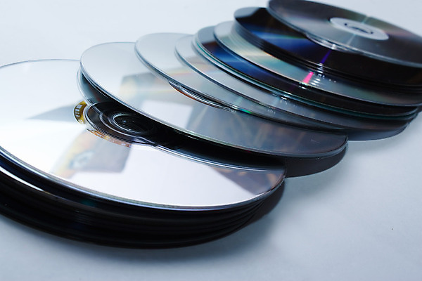 포토 JPG 해외이미지 1 음악 백그라운드 사람없음 상자 자료 정보 CD 흰색 원형 오브젝트 수납 흙더미 DVD 고립 해외202004 해외포토 도형 컬러 문화예술 흙 파일형식 더미 이미지허브