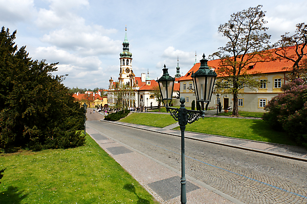 포토 JPG 해외이미지 유럽 시계 여행 건축양식 창문 유리 하늘 지붕 거리 주택 파노라마 사람없음 장식 초록색 파란색 교회 여행객 탑 금속 맑음 골동품 램프 역사 체코 프라하 타운 고딕 바로크 보헤미아 옛날 해외202004 해외포토 건축물 건축 나라 컬러 종교건축 재질 날씨 조명 촬영기법 사람 건물 도시 파일형식 이미지허브