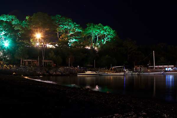 포토 JPG 해외이미지 나무 바다 요트 하늘 항해 사람없음 야외 가로 초록색 물 빛 반사 우주 항구 검은색 침묵 도시 보트 야간 지중해 함선 빛망울 돛대 해외202004 해외포토 자연요소 식물 컬러 배_교통 교통시설 소리 파일형식 이미지허브