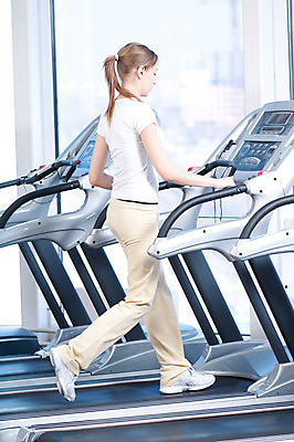 포토 JPG 해외이미지 모델 1 라이프스타일 웰빙 여자 스포츠 포즈 백그라운드 신체 건강 한명 사람 성인 10대 파란색 달리기 운동 유행 검은색 힘 기계 기차 에너지 흰색 신선 몸무게 연습 만족 체육관 바디케어 적자 해외202004 해외포토 감정 육상교통 컬러 모션 청소년 대중교통 생활 파일형식 이미지허브