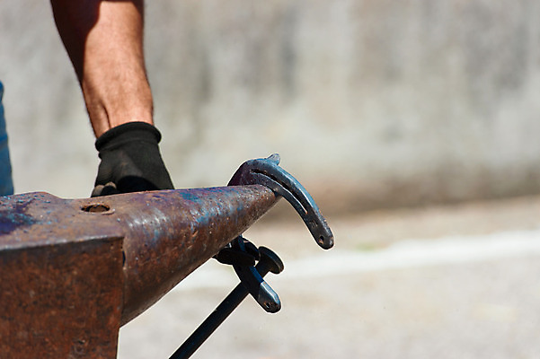 포토 JPG 해외이미지 신발 손가락 관리 사람없음 농장 갈색 금속 회색 도구 업무 못 뜨거움 구멍 수리 콘센트 오븐 망치 손톱 철 파일 펜치 삼각대 유지 교체 대장장이 아랍어 편자 해외202004 해외포토 손 컬러 농업 재질 가전제품 공구 작업 말발굽 파일형식 이미지허브